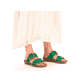 Grüne Rieker Damen Pantoletten 60894-52 mit einem Klettverschluss. Schuh am Fuß.
