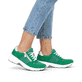 Grüne Rieker Damen Sneaker Low 48135-52 mit Reißverschluss sowie Komfortweite G. Schuh am Fuß.