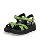 Grüne Rieker Keilsandaletten W1552-52 mit flexibler und ultra leichter Sohle. Schuhpaar seitlich schräg.