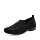 Schwarze Rieker Damen Slipper 51989-00 mit Elastikeinsatz sowie Löcheroptik. Schuh seitlich schräg.