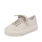 Altweiße Rieker Damen Sneaker Low M1926-80 mit Schnürung sowie geprägtem Logo. Schuh seitlich schräg.