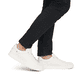 Weiße Rieker Herren Sneaker Low U0700-80 mit TR-Sohle mit leichtem EVA-Inlet. Schuh am Fuß.