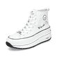 Weiße Rieker Damen Sneaker High 90012-80 mit abriebfester Plateausohle. Schuh seitlich schräg.