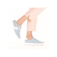 
Himmelblaue Rieker Damen Schnürschuhe 45615-10 mit einer ultra leichten Sohle. Schuh am Fuß