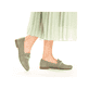 
Mintgrüne Rieker Damen Loafers 51761-52 mit einer schockabsorbierenden Sohle. Schuh am Fuß