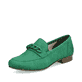 Grasgrüne Rieker Damen Loafer 51999-52 mit Elastikeinsatz sowie modischer Kette. Schuh seitlich schräg.