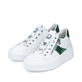 Weiße Rieker Damen Sneaker Low N5455-80 mit Reißverschluss sowie Schlangenmuster. Schuhpaar seitlich schräg.