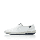 Weiße Rieker Herren Slipper B4551-81 mit Elastikeinsatz sowie weißen Ziernähten. Schuh Außenseite.