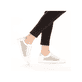 Kristallweiße Rieker Damen Schnürschuhe 45601-80 mit einer ultra leichten Sohle. Schuh am Fuß