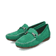 Grüne Rieker Damen Loafer 40253-54 in Löcheroptik sowie schmaler Passform E 1/2. Schuhpaar seitlich schräg.