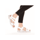 Weiße Rieker Damen Riemchensandalen 67870-80 mit einer flexiblen Sohle. Schuh am Fuß.