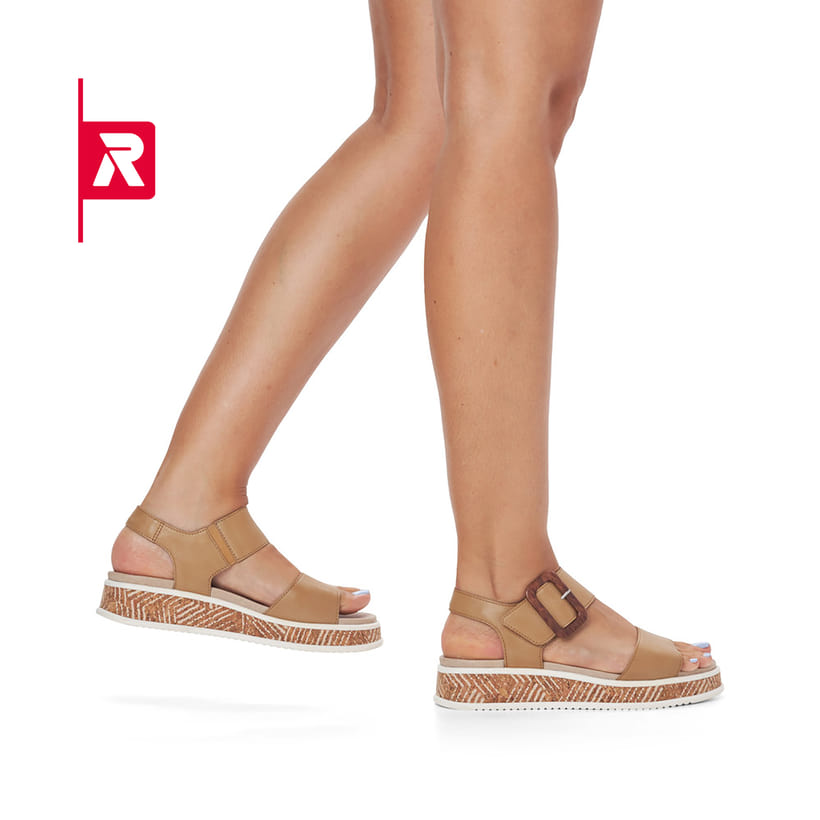 Haselnussbraune Rieker EVOLUTION Damen Sandalen W0800-60 mit einer sehr leichten Sohle. Schuh am Fuß.