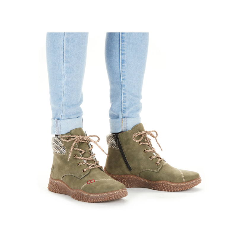 Laubgrüne Rieker Damen Schnürstiefel Y8441-54 mit Schnürung und Reißverschluss. Schuh am Fuß.