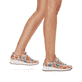 Mehrfarbige Rieker Damen Schnürschuhe N3302-91 mit einer leichten Sohle mit Keilabsatz. Schuh am Fuß.