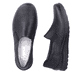Schwarze Rieker Damen Slipper 48964-00 mit Elastikeinsatz sowie der Extraweite H. Schuh von oben, liegend.