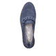 Blaue Rieker Damen Loafer 51863-10 mit Elastikeinsatz sowie modischer Kette. Schuh von oben.