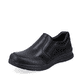 Schwarze Rieker Herren Slipper 14850-01 mit Elastikeinsatz sowie Extraweite H. Schuh seitlich schräg.