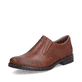Kastanienbraune Rieker Herren Slipper 10350-24 mit einem Elastikeinsatz. Schuh seitlich schräg.