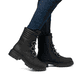 Tiefschwarze Rieker Damen Biker Boots 72650-01 mit Schmuckelementen. Schuh am Fuß.