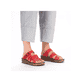 Rote Rieker Damen Pantoletten 62976-33 mit Schnalle sowie Ziernähten. Schuh am Fuß.