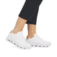 Weiße Rieker Damen Sneaker Low N5202-80 mit flexibler und ultra leichter Sohle. Schuh am Fuß.