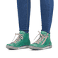 
Smaragdgrüne Rieker Damen Schnürschuhe Z1221-53 mit einer robusten Profilsohle. Schuh am Fuß
