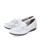 Weiße Rieker Damen Loafer 40254-80 in Löcheroptik sowie schmaler Passform E 1/2. Schuhpaar seitlich schräg.