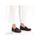 Schwarze Rieker Damen Loafer 45300-00 mit einem Elastikeinsatz. Schuh am Fuß.