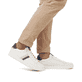 Weiße Rieker Herren Sneaker Low U0705-80 mit TR-Sohle mit weichem EVA-Inlet. Schuh am Fuß.