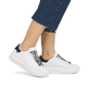 Weiße Rieker Damen Sneaker Low W1201-80 mit flexibler und ultra leichter Sohle. Schuh am Fuß.