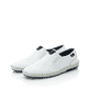Weiße Rieker Herren Slipper B4551-81 mit Elastikeinsatz sowie weißen Ziernähten. Schuhpaar seitlich schräg.