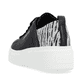 Schwarze Rieker Damen Sneaker Low W0502-02 mit einer ultra leichten Sohle. Schuh von hinten.