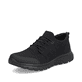 Schwarze Rieker Herren Slipper B6650-00 mit flexibler und ultra leichter Sohle. Schuh seitlich schräg.