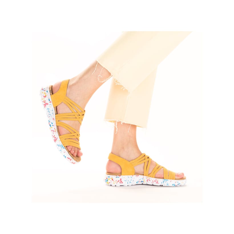 Sonnenblumengelbe Rieker Damen Trekkingsandalen 67898-68 mit einer flexiblen Sohle. Schuh am Fuß