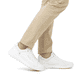 Weiße Rieker Herren Sneaker Low U1100-80 mit flexibler und super leichter Sohle. Schuh am Fuß.