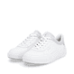 Weiße Rieker Damen Sneaker Low 41910-81 mit super leichter und flexibler Sohle. Schuhpaar seitlich schräg.