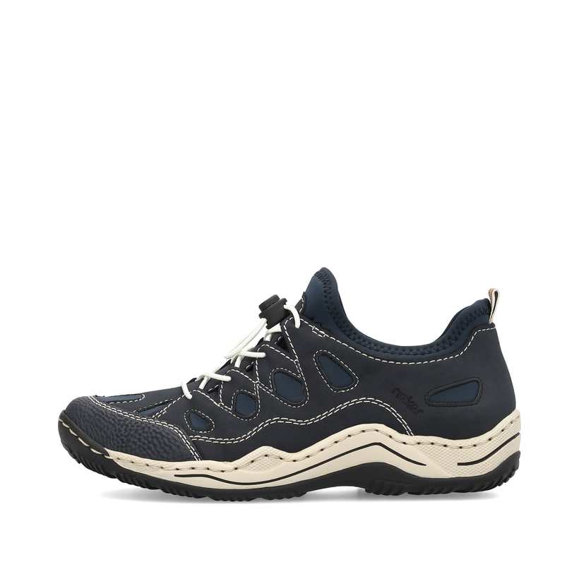 Blaue Rieker Damen Slipper L0551-14 mit Gummischnürung sowie weißen Ziernähten. Schuh Außenseite.