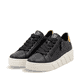 Schwarze Rieker Damen Sneaker Low W0505-01 mit einer dämpfenden Plateausohle. Schuhpaar seitlich schräg.