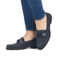 
Königsblaue Rieker Damen Loafers 51869-14 mit einer schockabsorbierenden Sohle. Schuh am Fuß