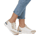 Weiße vegane remonte Damen Sneaker R6709-80 mit einem Reißverschluss. Schuh am Fuß.