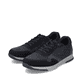 
Asphaltschwarze Rieker Herren Sneaker Low B2002-00 mit Schnürung sowie einer Profilsohle. Schuhpaar schräg.