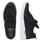 Schwarze Rieker Damen Slipper N4722-00 mit Gummischnürung sowie gesticktem Logo. Schuh von oben, liegend.