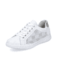 Reinweiße Rieker Damen Sneaker Low 45606-80 mit einer Schnürung. Schuh seitlich schräg.