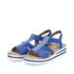 Blaue Rieker Keilsandaletten V0209-14 mit Elastikeinsatz sowie Schmuckelementen. Schuhpaar seitlich schräg.
