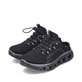 Schwarze Rieker Damen Clogs M6091-00 mit ultra leichter und flexibler Sohle. Schuhpaar seitlich schräg.