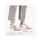 Weiße Rieker Damen Sneaker Low M7814-90 mit leichter und griffiger Plateausohle. Schuh am Fuß.