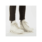 Weiße Rieker Damen Schnürstiefel M6010-80 mit flexibler und ultra leichter Sohle. Schuh am Fuß.