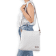 remonte Damen Handtasche Q0620-80 in Macciatoweiß aus Kunstleder mit Reißverschluss. Handtasche getragen.
