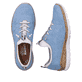 Himmelblaue Rieker Damen Slipper N4285-10 mit einer Gummischnürung. Schuh von oben, liegend.