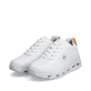 Weiße Rieker Damen Sneaker Low N5202-80 mit flexibler und ultra leichter Sohle. Schuhpaar seitlich schräg.